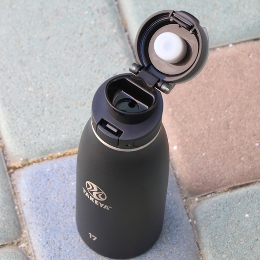 traveler-fliplocktm-lid-m0 96076-R-TravelerLid-Lifestyle-Onyx.png